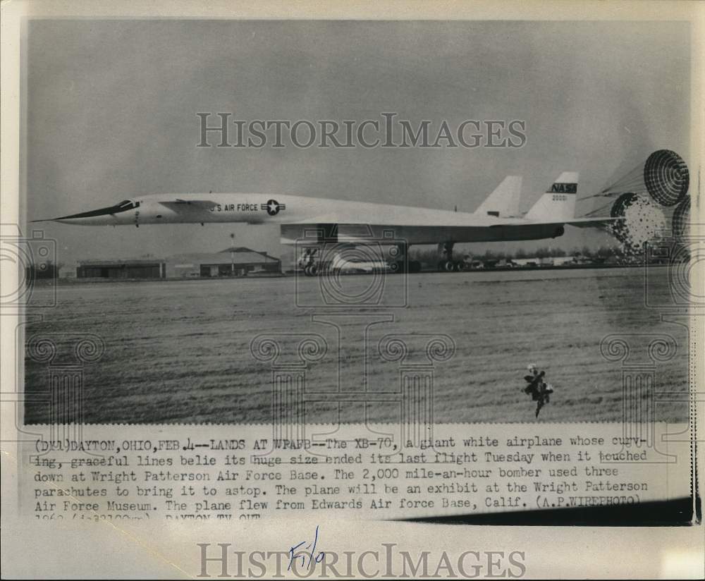 1969 Press Photo Research bomber "XB-70" lands with parachutes at an OH air base- Historic Images