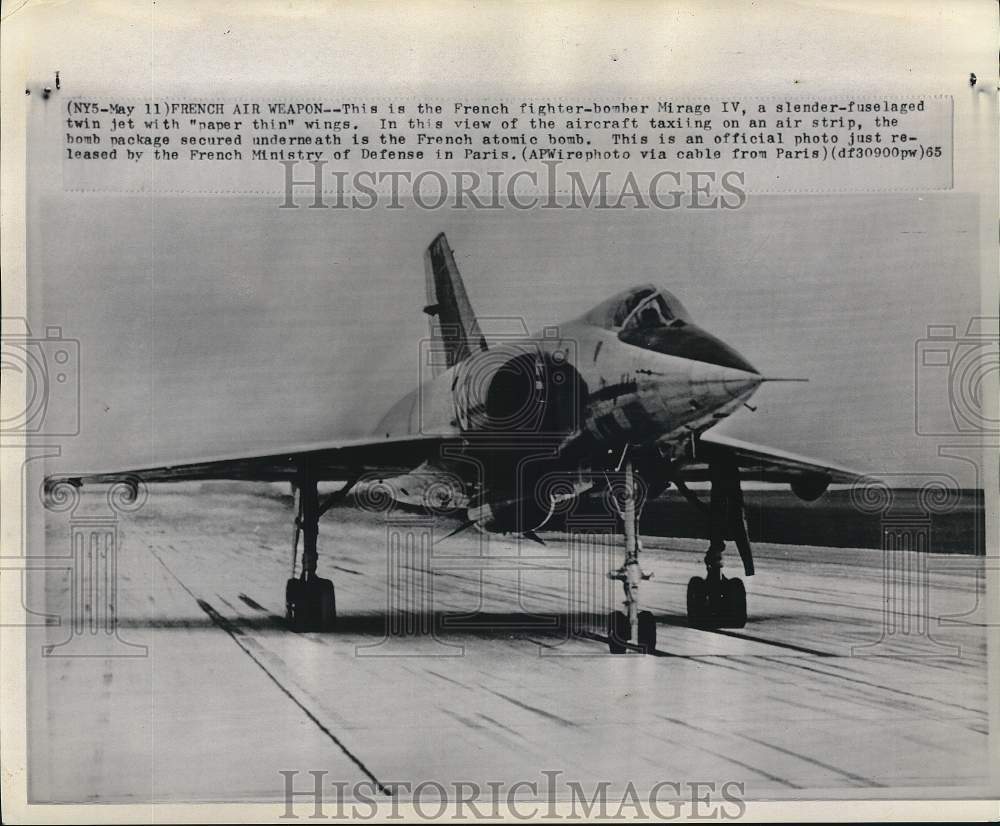 1965 Press Photo French fighter-bomber plane "Mirage IV" taxiing on an air strip