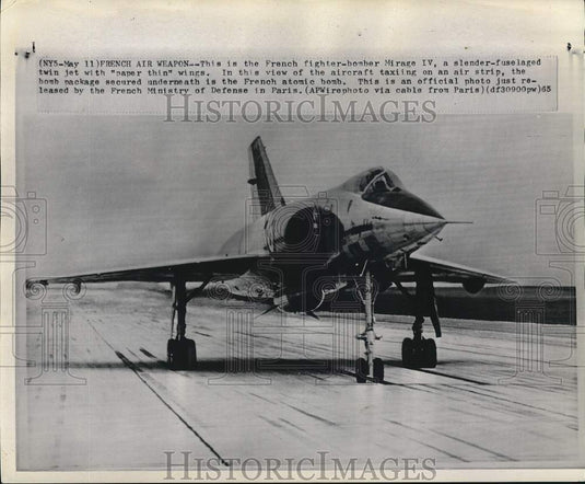 1965 Press Photo French fighter-bomber plane "Mirage IV" taxiing on an air strip