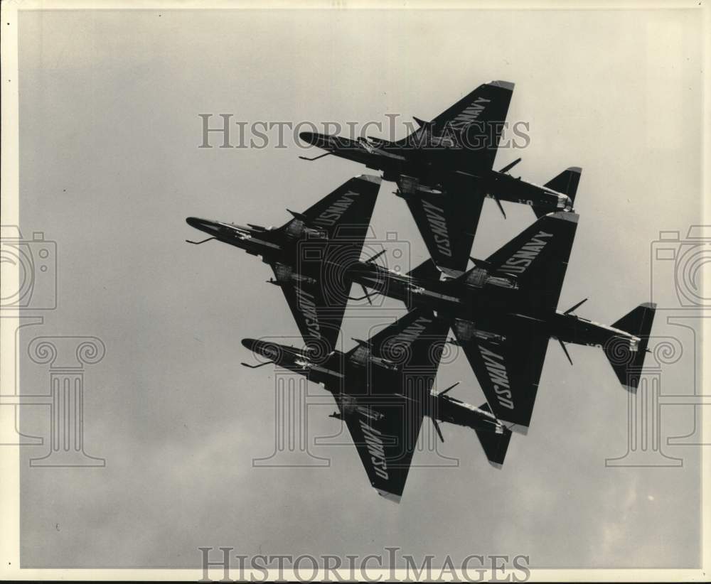 1981 Press Photo United States' Navy jet squadron "Blue Angels" fly in formation- Historic Images