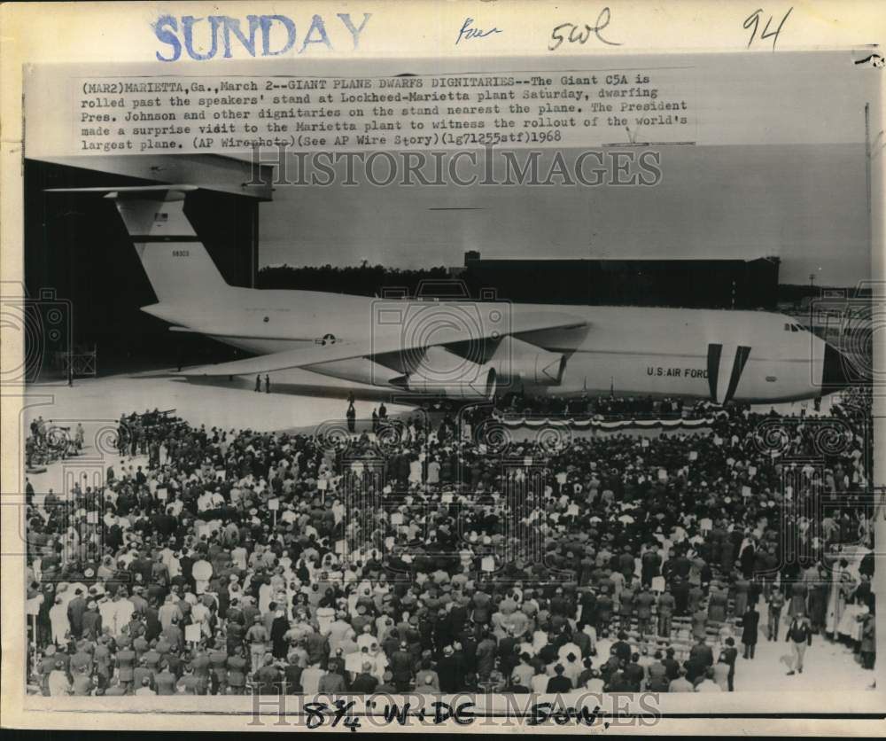 1968 Press Photo President Johnson & crowd at roll-out of C5A "Galaxy" plane, GA