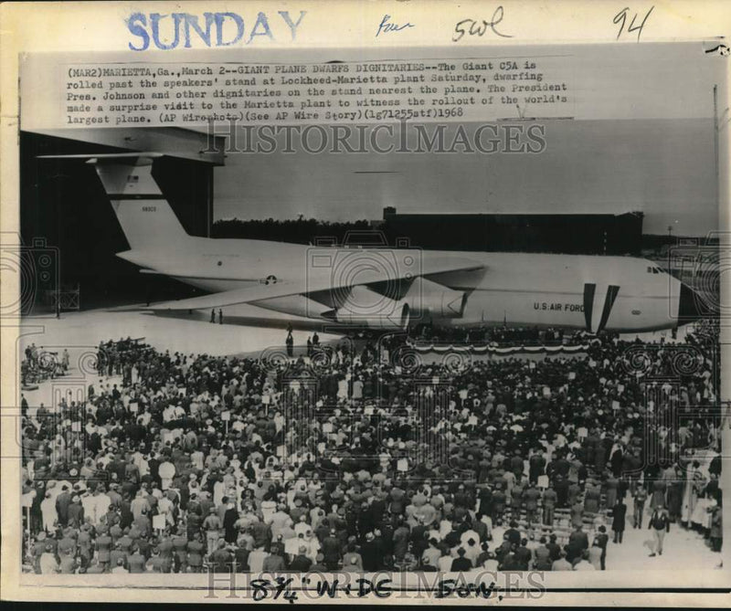 Load image into Gallery viewer, 1968 Press Photo President Johnson &amp; crowd at roll-out of C5A "Galaxy" plane, GA
