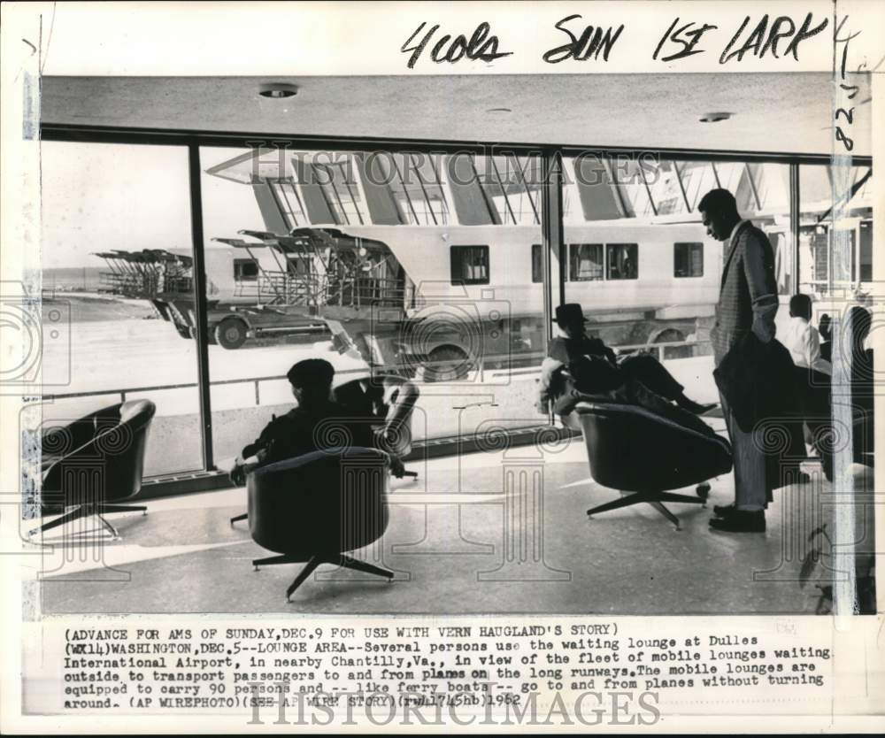 1962 Press Photo People at Dulles International Airport waiting lounge, VA- Historic Images