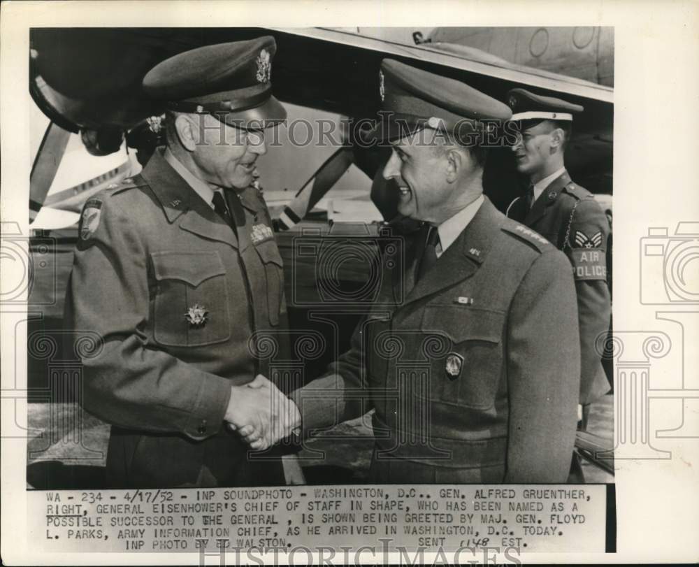 1952 Press Photo Major General Floyd Parks greets General Alfred Gruenther in DC- Historic Images
