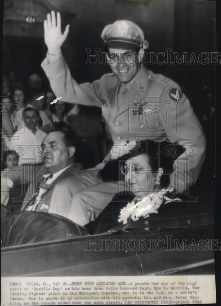 1944 Press Photo Don Gentile, parents Mr. &amp; Mrs. Patsy Gentile during OH parade- Historic Images