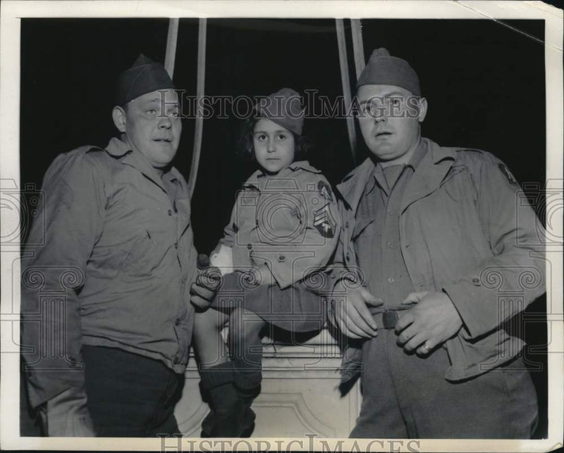 Load image into Gallery viewer, 1944 Press Photo Charles Hartman, Henry Robinson &amp; Piccola Giovanna, Italy, WWII
