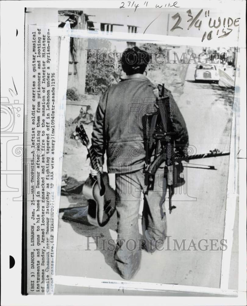 1976 Press Photo Leftist Soldier Carries Loot in Damour, Lebanon - pim11679- Historic Images