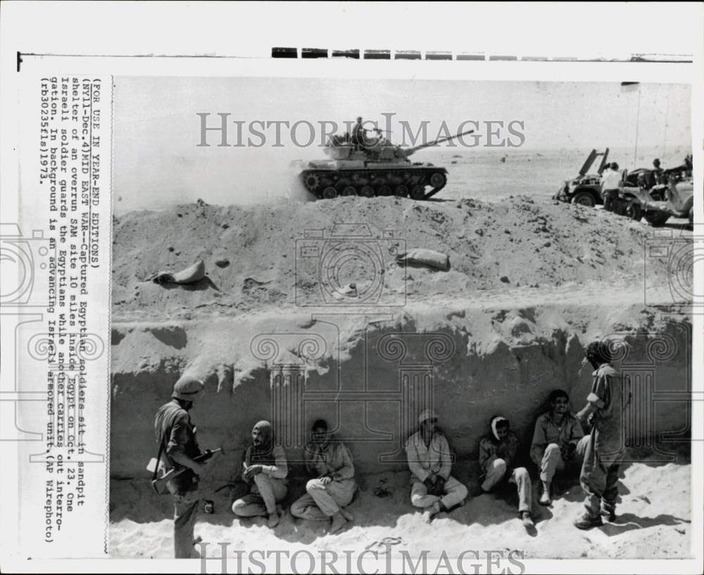 1973 Press Photo Israeli Soldiers with Captured Egyptian Troops, Egypt- Historic Images