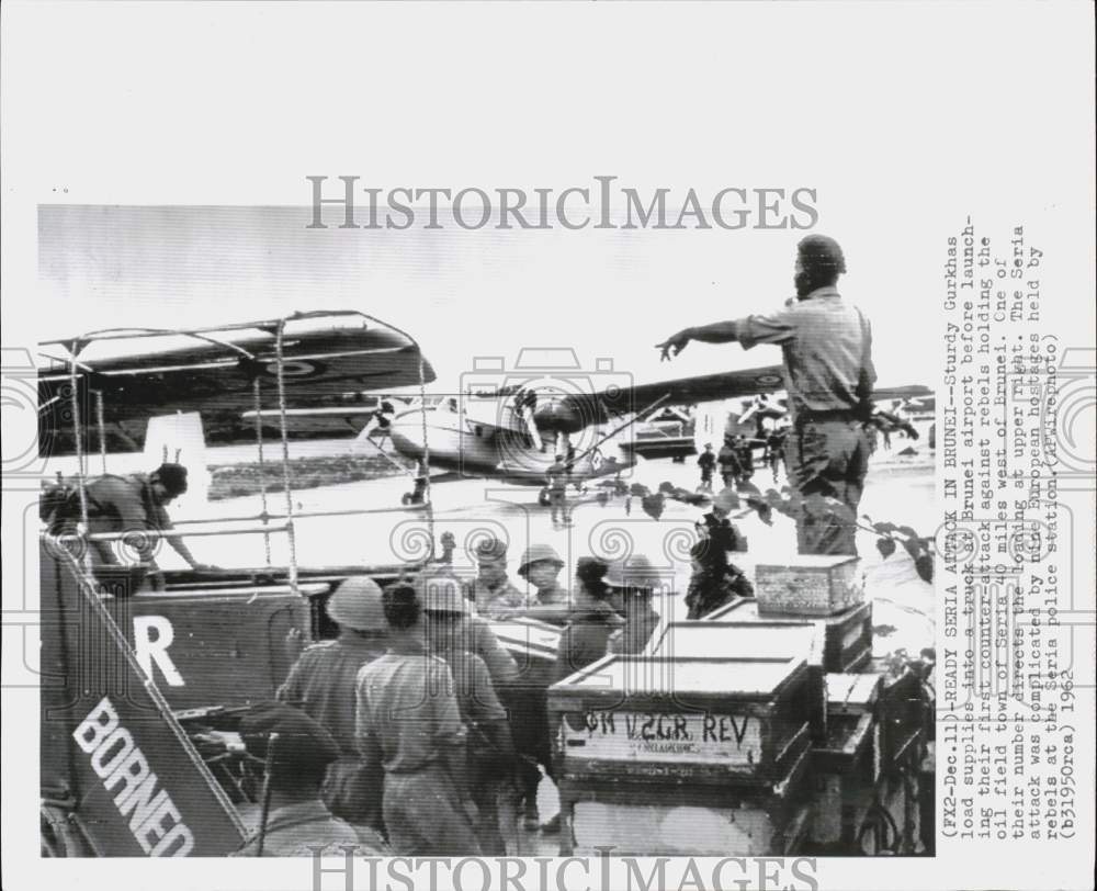 1962 Press Photo Gurkhas Load Supplies for Seria Counter- Attack, Brunei