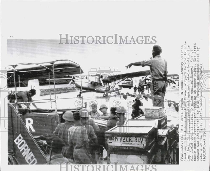 Load image into Gallery viewer, 1962 Press Photo Gurkhas Load Supplies for Seria Counter- Attack, Brunei
