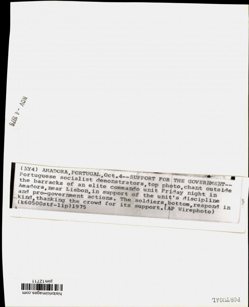 1975 Press Photo Portuguese Socialists Laud Commando Unit, Soldiers Laud Crowd