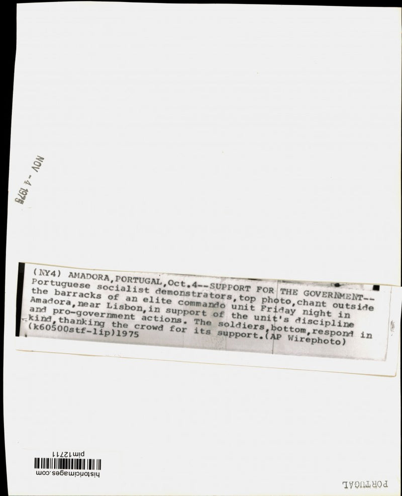 Load image into Gallery viewer, 1975 Press Photo Portuguese Socialists Laud Commando Unit, Soldiers Laud Crowd
