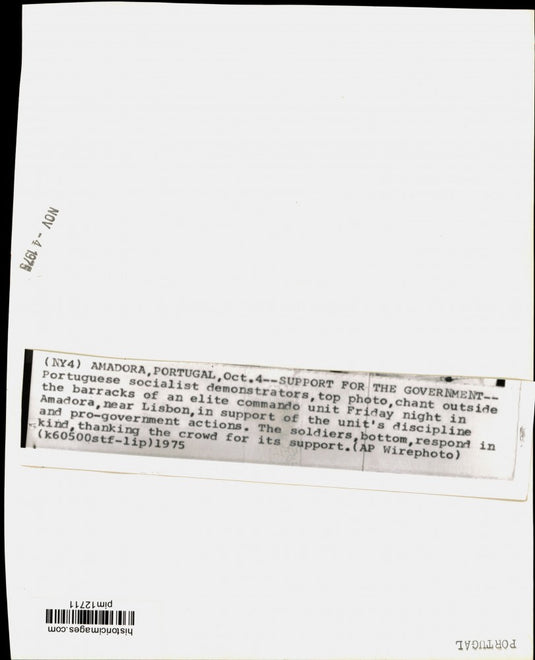 1975 Press Photo Portuguese Socialists Laud Commando Unit, Soldiers Laud Crowd