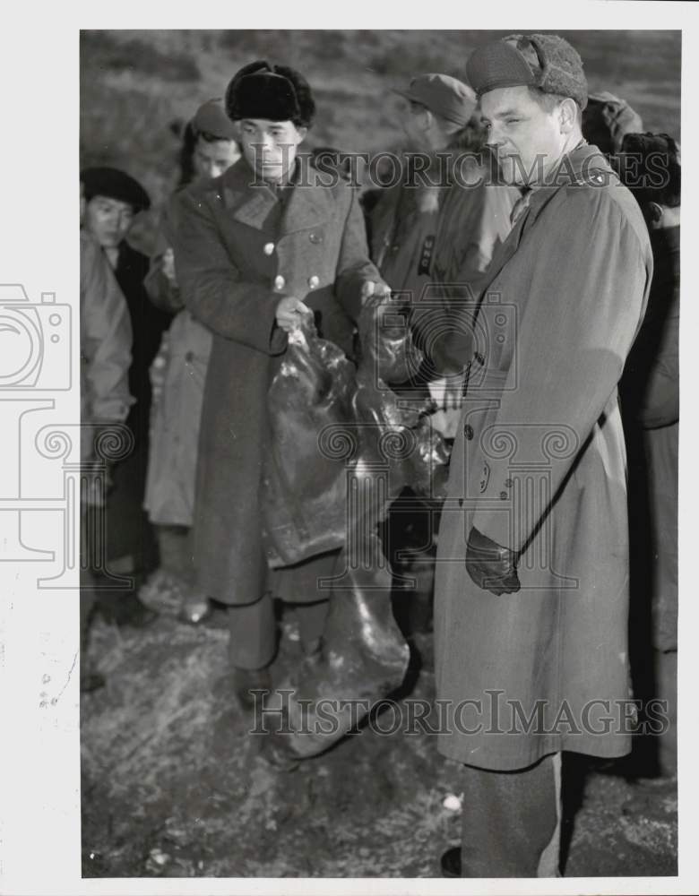 1951 Press Photo Colonel Andrew Kinney, Chinese Officer Hold Part of Bomb, Korea- Historic Images