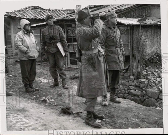 1951 Press Photo General Matthew Ridgway, Correspondent Frank Cannoff in Korea- Historic Images
