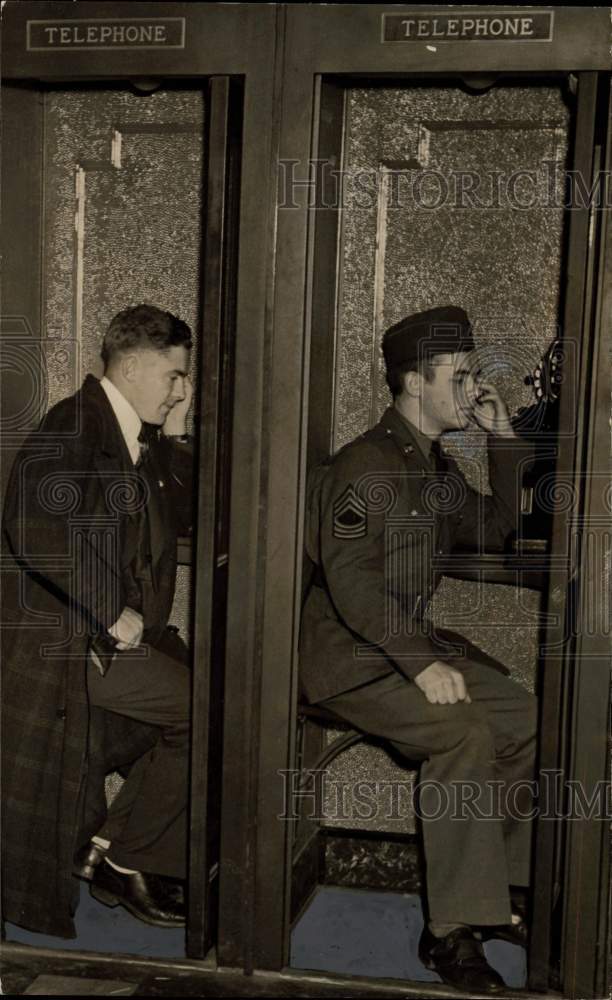 1941 Press Photo Private Ernes Schoberg, Sergeant Robert Carlaw Call Girlfriends