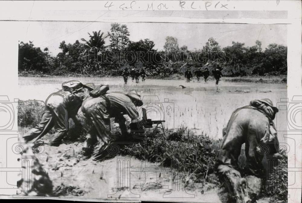 1950 Press Photo French Soldiers Defend against Charging Vietminh, Vietnam- Historic Images