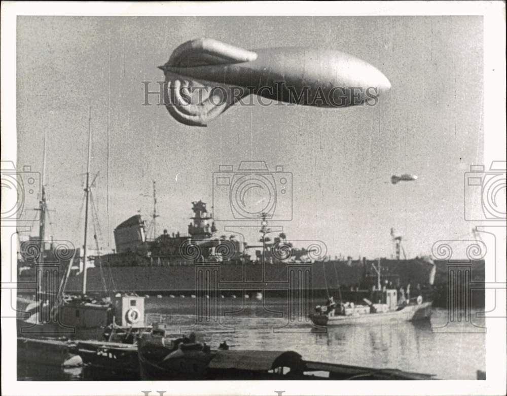 1943 Press Photo Barrage Balloons Guard Ships in Moscow, Russia - pim13801- Historic Images