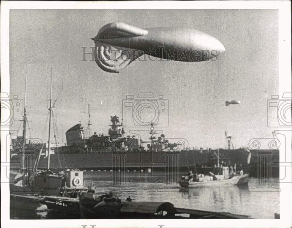 1943 Press Photo Barrage Balloons Guard Ships in Moscow, Russia - pim13801- Historic Images