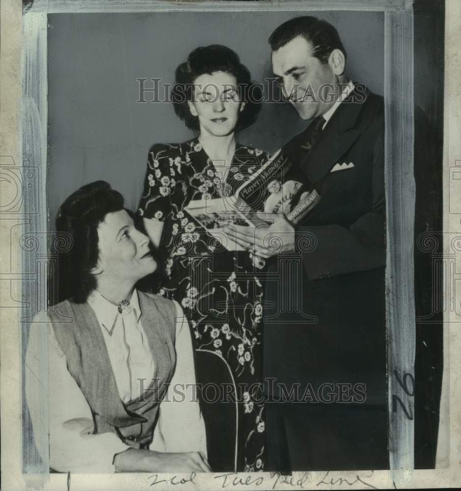 1949 Press Photo Cleveland&#39;s manager Lou Boudreau autographs for two women- Historic Images