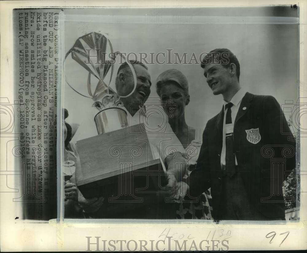 1964 Press Photo Winner Bill Brow joyfully receives trophy from Gerry Lindgren