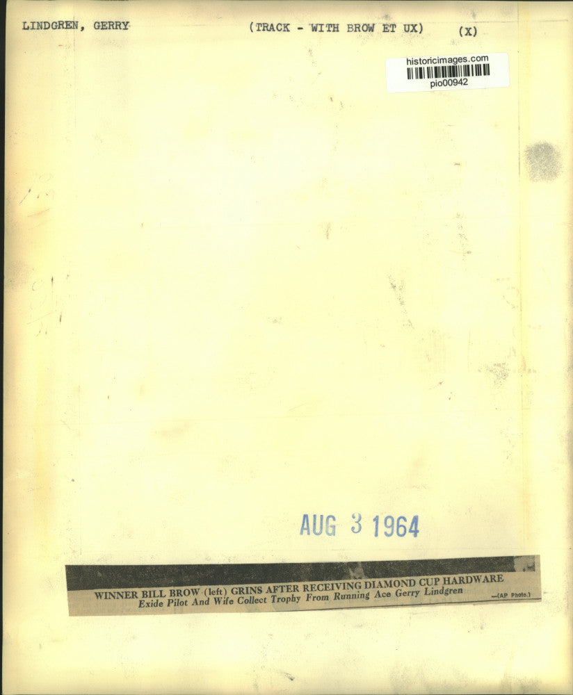 1964 Press Photo Winner Bill Brow joyfully receives trophy from Gerry Lindgren