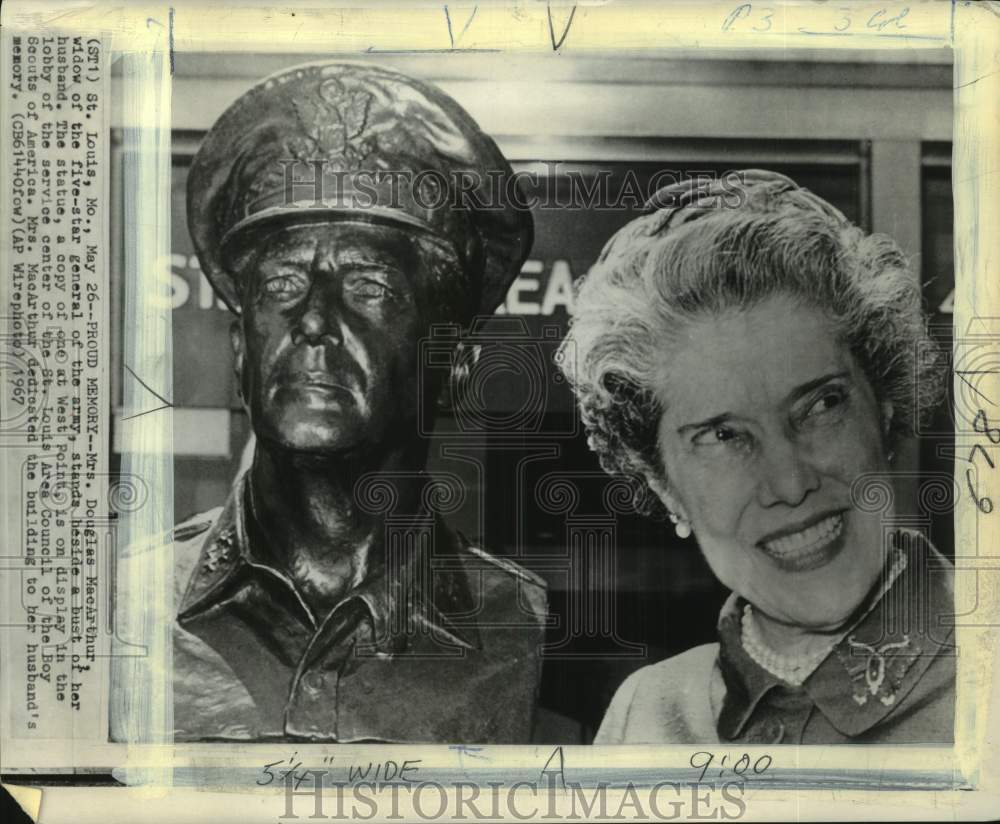 1967 Press Photo Mrs. Douglas MacArthur beside husband's bust, St. Louis, MO