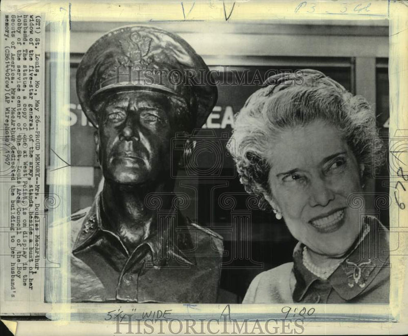 Load image into Gallery viewer, 1967 Press Photo Mrs. Douglas MacArthur beside husband's bust, St. Louis, MO
