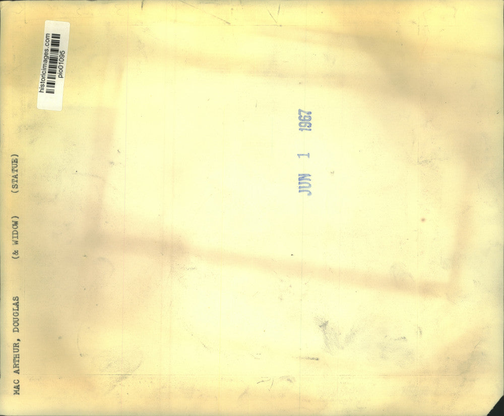 1967 Press Photo Mrs. Douglas MacArthur beside husband's bust, St. Louis, MO