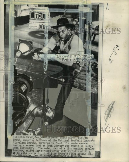 1964 Press Photo Cleveland Browns' Jim Brown acts during screen test, Hollywood- Historic Images