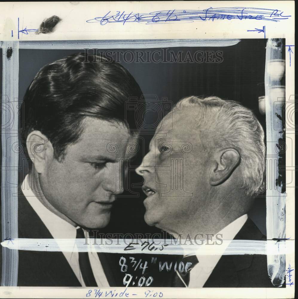 1969 Press Photo Senator Edward Kennedy whispers to Senator Albert Gore- Historic Images