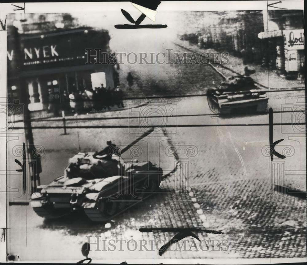 1956 Press Photo Soviet tanks firing & citizens taking cover, Budapest, Hungary