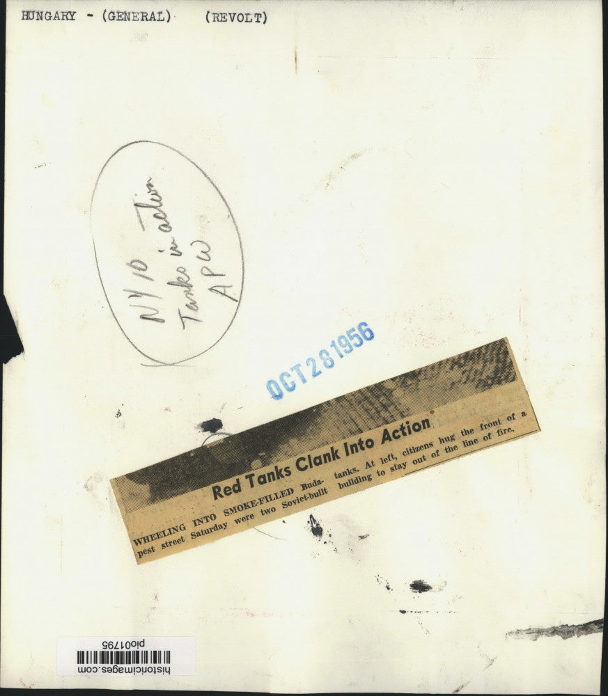 1956 Press Photo Soviet tanks firing & citizens taking cover, Budapest, Hungary