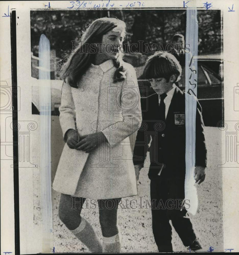 Load image into Gallery viewer, 1968 Press Photo Caroline Kennedy &amp; John Kennedy, Jr., grandfather's funeral
