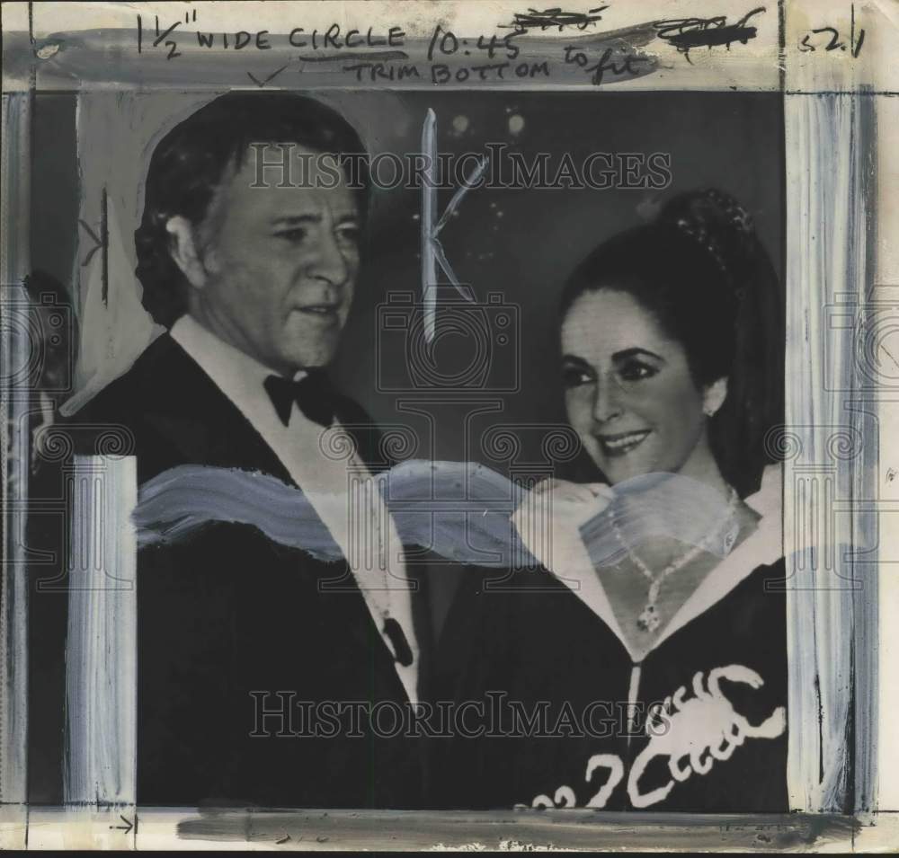 1971 Press Photo Actor Richard Burton &amp; wife Elizabeth Taylor at hotel in Monaco- Historic Images