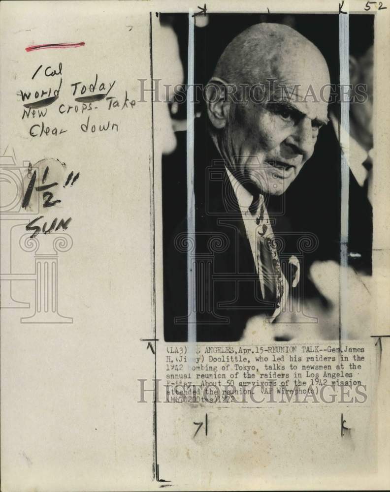 1972 Press Photo General James H. Doolittle talks to newsmen at reunion, LA- Historic Images