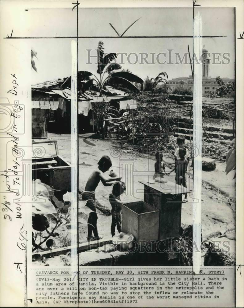 1972 Press Photo Children Bath, Manila Slum Area Near City Hall, Philippines- Historic Images