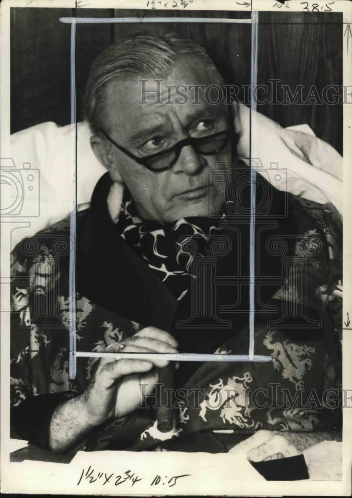 1974 Press Photo Actor Richard Burton holds a cigar in "The Gathering Storm"