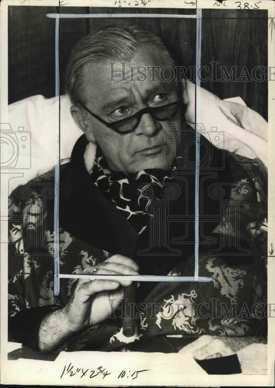 1974 Press Photo Actor Richard Burton holds a cigar in "The Gathering Storm"