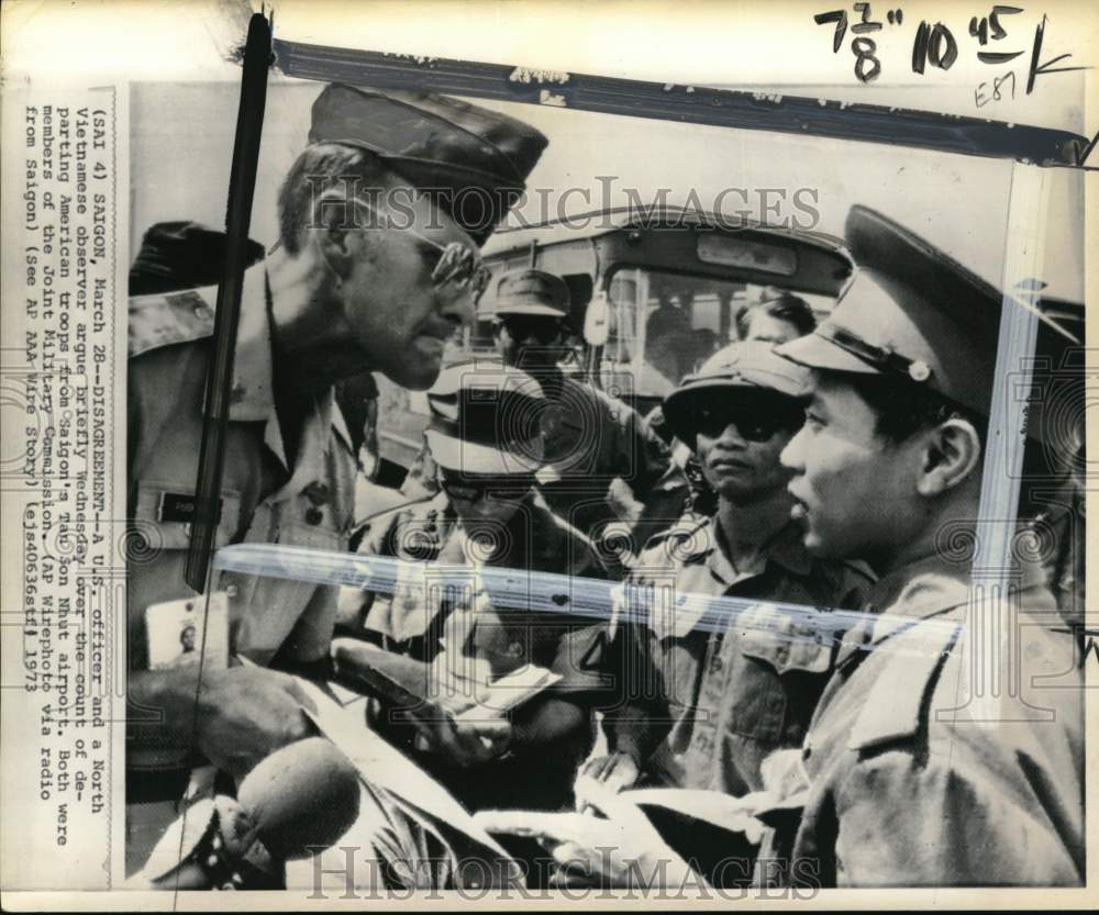 1973 Press Photo U.S. officer & others, Tan Son Nhut airport, Vietnam