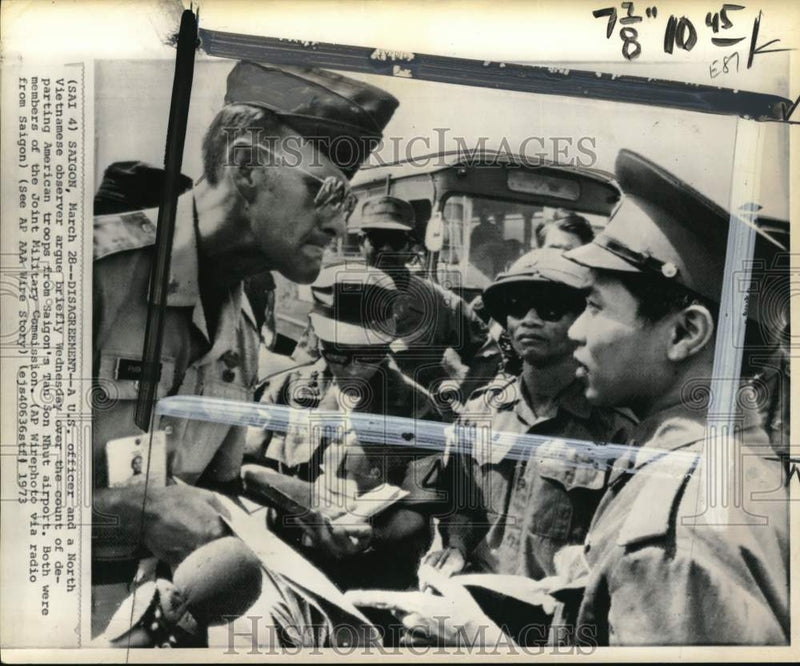 Load image into Gallery viewer, 1973 Press Photo U.S. officer &amp; others, Tan Son Nhut airport, Vietnam
