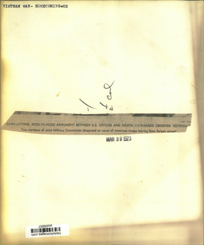 1973 Press Photo U.S. officer & others, Tan Son Nhut airport, Vietnam