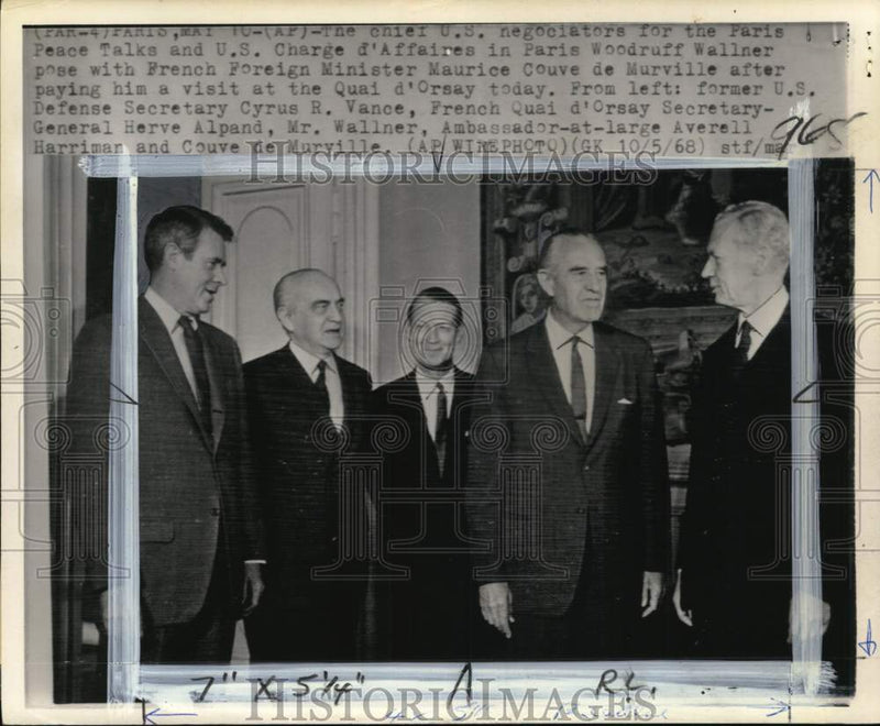 Load image into Gallery viewer, 1968 Press Photo Delegates for the Vietnam Peace Talks, Paris - pio05282
