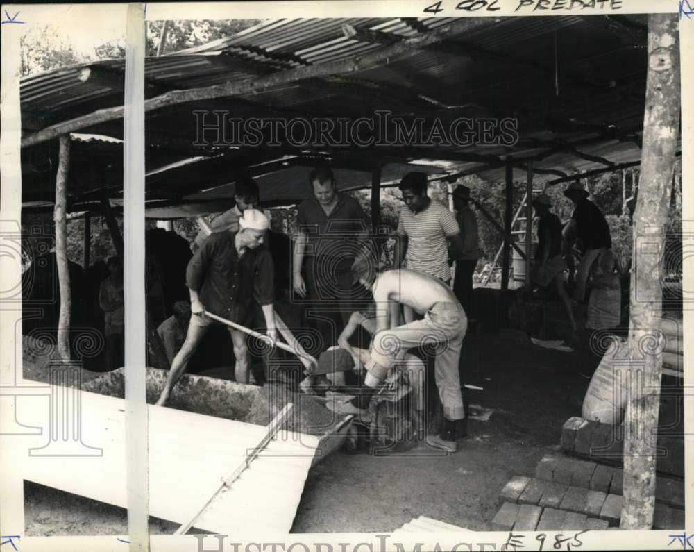 1965 Press Photo USOM' George Gaspard & Vietnamese people make bricks, Quang Duc