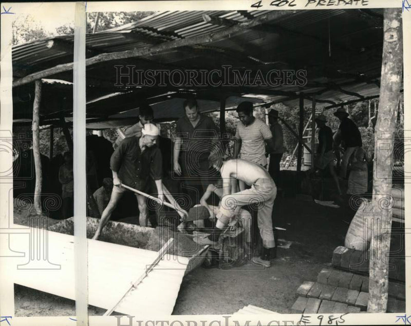 Load image into Gallery viewer, 1965 Press Photo USOM' George Gaspard &amp; Vietnamese people make bricks, Quang Duc
