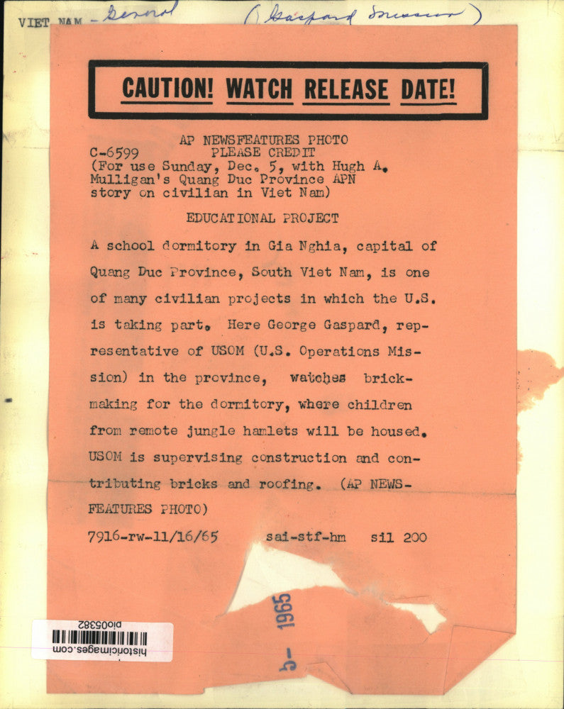 1965 Press Photo USOM' George Gaspard & Vietnamese people make bricks, Quang Duc