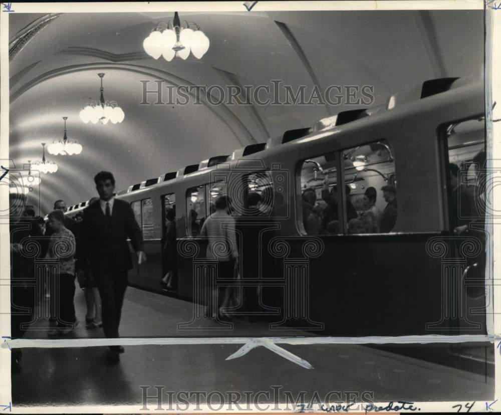 1968 Press Photo Train transportation in Tagansky station, Moscow, Russia