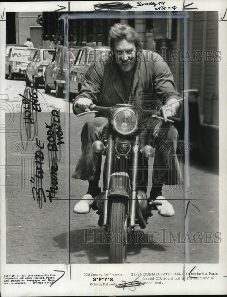 1974 Press Photo Actor Donald Sutherland, &quot;S*P*Y*S&quot; - pio06079- Historic Images