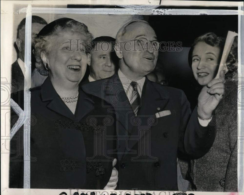 Load image into Gallery viewer, 1953 Press Photo Ex-president Harry, Bess &amp; Margaret Truman, news conference, NY

