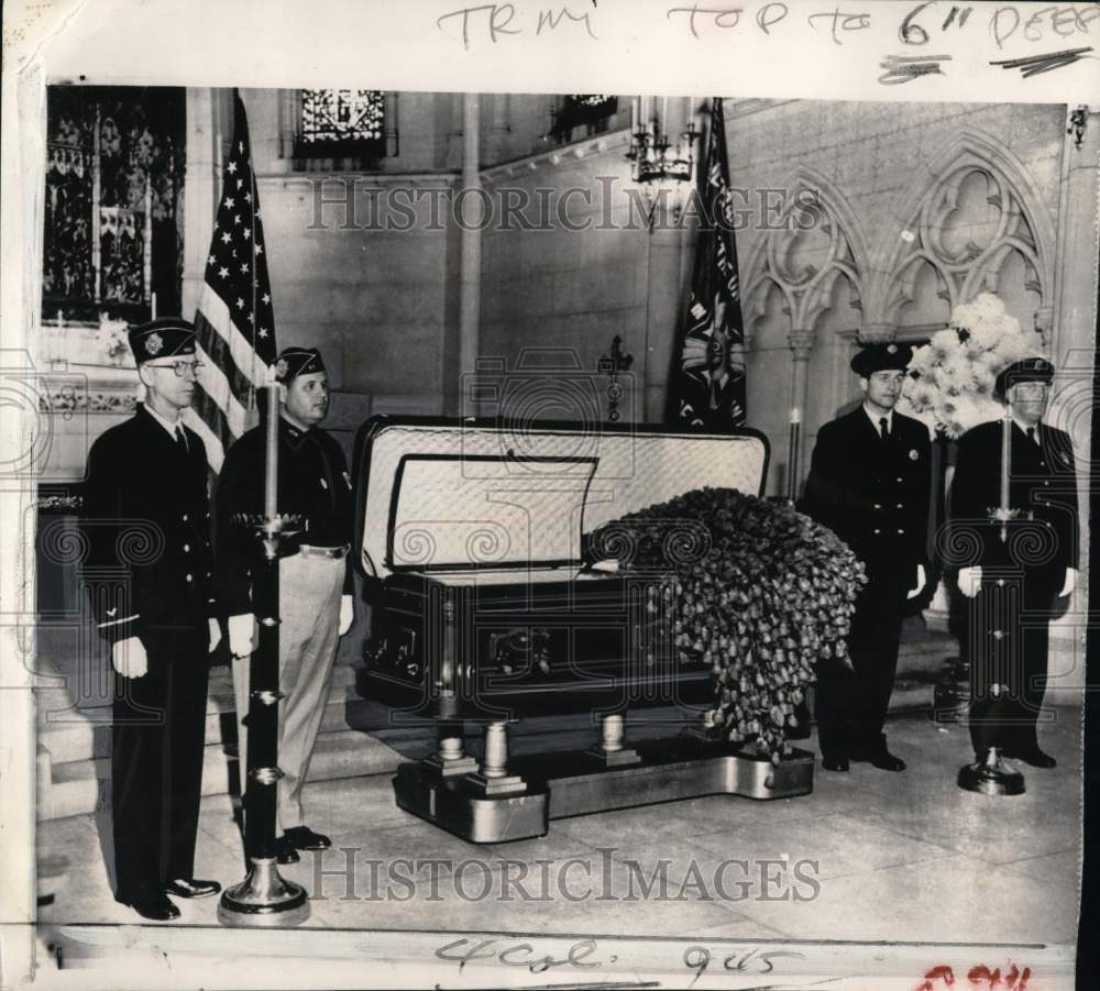 1951 Press Photo Guardsmen stand beside William Randolph Hearst&#39;s casket, CA- Historic Images